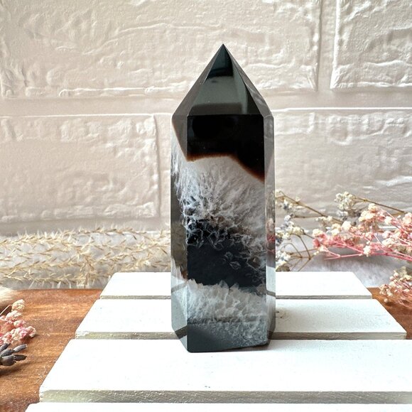 Beautiful Black Agate Tower - Picture 2 of 8